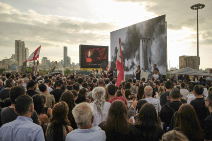 Cientos de personas marchan este lunes 4 de agosto de 2025, por las calles de Beirut en el quinto aniversario de la explosión del puerto.