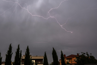 Fotografía de referencia de un rayo destellando en el cielo durante una tormenta eléctrica