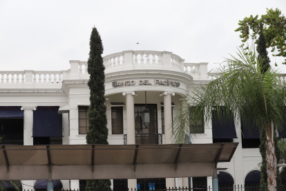 Fachada de la principal sede de la institución financiera, en Guayaquil.