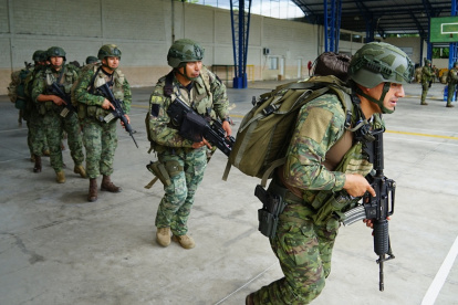 Militares durante actividades en el sector Alto Punino, en Francisco de Orellana.