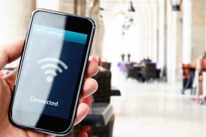 La opción de generar un código QR desde el celular permite compartir la red de forma rápida y segura, sin revelar la contraseña.