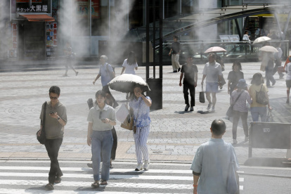 Transeúntes en una calle el pasado mes de julio de 2025 en Tokio (Japón).