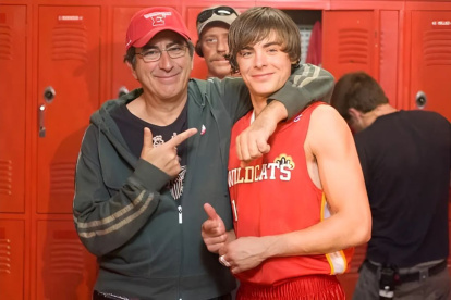 El director Kenny Ortega y Zac Efron.