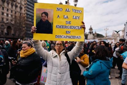 Personas se manifiestan durante una protesta contra el veto a la ley de emergencia en discapacidad este martes, frente al Congreso en Buenos Aires (Argentina).