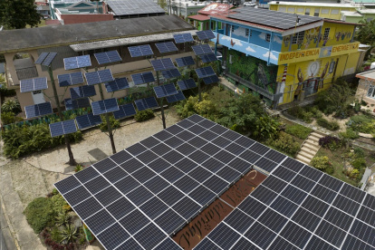 Vista aérea muestra la microrred solar en Casa Pueblo en Adjuntas, Puerto Rico, el 14 de julio de 2025.