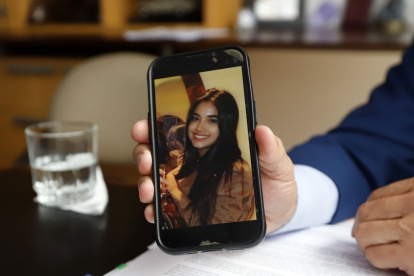 Recuerdo. Gabriel Cobo muestra la fotografía de su hija, Michelle, quien murió a los 20 años.