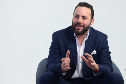 Albán es ingeniero en Gestión Empresarial Internacional y máster en Políticas y Gestión Pública.