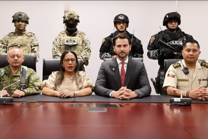 La ministra de Gobierno, Zaida Rovira, y el presidente de la Asamblea, Niels Olsen, estuvieron acompañados de policías y militares durante la cadena nacional.