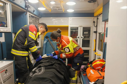 Bomberos brindaron atención prehospitalaria tras rescatar a la mujer herida que cayó en una quebrada en Pintag.