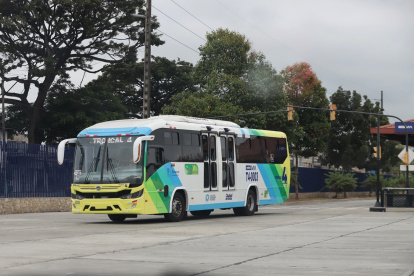Mientras las otras troncales usan articulados, la cuarta emplea buses similares a las rutas urbanas.