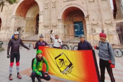 Los integrantes de Ciclistas de Calle tras el reto y haber pedaleado por más de 50 kilómetros en montañas.