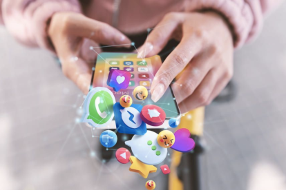 El algoritmo de redes sociales analiza cada interacción para construir un feed personalizado. Lo que ves no es casualidad: es el reflejo de tus hábitos digitales.