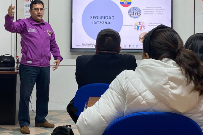 El intendente de Policía de Pichincha, Alex Manzano, en una charla con la comunidad, en la Universidad UDET, en el norte de Quito.