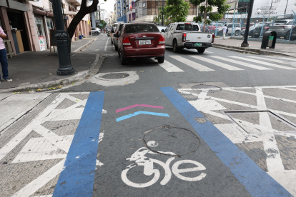 La señalética horizontal de la ciclovía luce desgastada en puntos como Pedro Carbo y Junín.