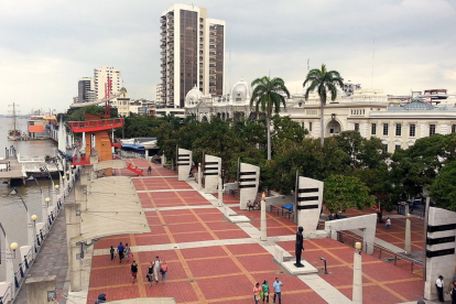 Turistas internacionales recorren el Malecón 2000, uno de los espacios con mayor percepción de seguridad en Guayaquil.