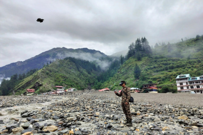 Personal de seguridad y socorro durante una operación de búsqueda y rescate, en Uttarakhand, India.