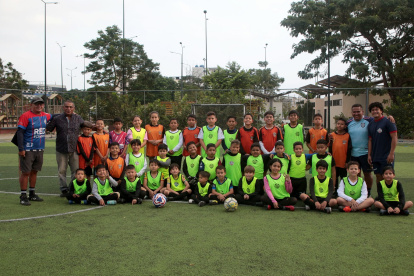 La escuela Caribe mantiene viva la pasión del fútbol donde era el Ramón Unamuno.