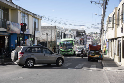 Situación. En la calle Gonzalo Pizarro colocaron un semáforo y señalética de no estacionar para evitar el caos.