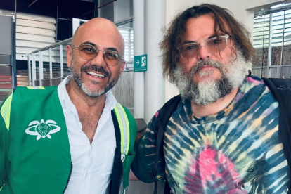 El actor estadounidense Jack Black (d) junto al gerente del aeropuerto ecológico de Galápagos, Jorge Rosillo.