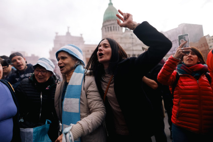 Personas participan en una protesta de jubilados este miércoles, 6 de agosto de 2025, en Buenos Aires (Argentina).