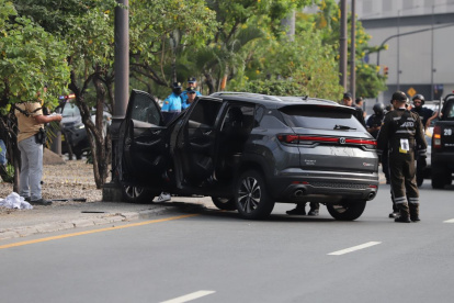 El vehículo de la víctima quedó estrellado con un poste de alumbrado público.