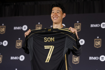 LOS ANGELES (USA), 07/08/2025.- South Korean soccer star Son Heung-min, holds up his new jersey as the Los Angeles Football Club (LAFC) welcomed their newest player during a news conference at BMO Stadium in Los Angeles, California, USA, 06 August 2025. LAFC acquired Son from Tottenham Hotspur of the English Premier League in a league record $26.5 million deal. EFE/EPA/CAROLINE BREHMAN