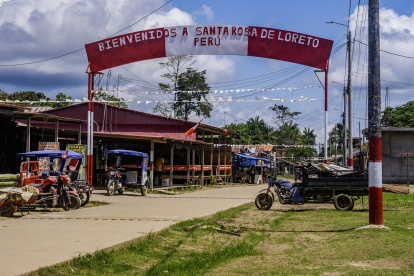 Un cartel de bienvenida se muestra en la isla Santa Rosa, Perú, el 5 de agosto de 2025.