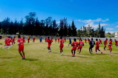 Los jugadores de El Nacional se preparan para enfrentar el domingo a Barcelona, en el estadio Atahualpa.