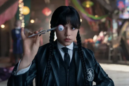 Jenna Ortega vuelve como Merlina en esta segunda temporada, más oscura y afilada que nunca