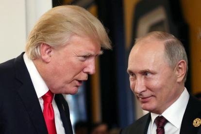 El presidente ruso Vladimir Putin (D) y el presidente de EE.UU. Donald J. Trump.