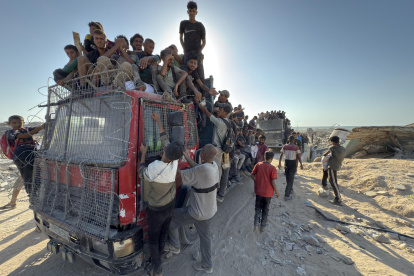 Miles de personas acuden a una zona militarizada, en el norte de la Franja de Gaza, para hacerse con harina del Programa Mundial de Alimentos.