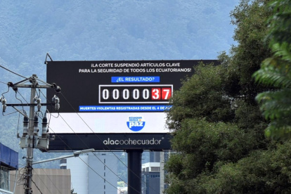 Una valla publicitaria se instaló el la calle Ladrón de Guevara y avenida 12 de Octubre, en el centro-norte de Quito.