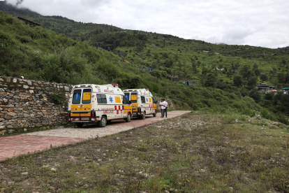 Equipos de emergencia aislados por el colapso de carreteras y un clima adverso en el Himalaya.