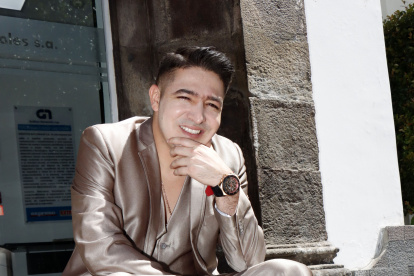 El artista nació en San Carlos, Antioquia, en el seno de una familia marcada por la música popular