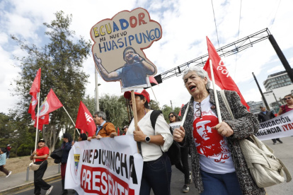 Inicia la marcha en la avenida 10 de Agosto. Diversos gremios se movilizan para protestar contra las recientes medidas del gobierno de Daniel Noboa.