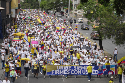 Simpatizantes del expresidente Álvaro Uribe participan en una marcha este jueves 7 de agosto de 2025, en Cali (Colombia).
