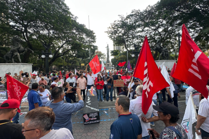 Trabajadores, docentes, artistas y organizaciones sociales se concentran en el parque Centenario como parte de la protesta nacional contra el Gobierno.