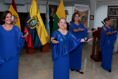 Todos los años, Patty Salcedo rinde homenaje a Guayaquil con su espectáculo de castañuelas.