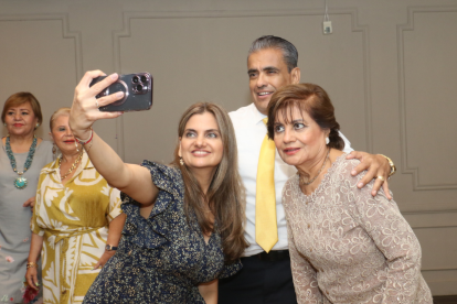 Xavier Rodríguez acompañado de Tammy Rodríguez yla cumpleañera  Alicia Balseca Talledo.