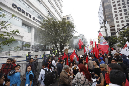 Con un fuerte contingente policial fueron recibidos los miembros de las organizaciones sociales en los exteriores de la Corte Constitucional.