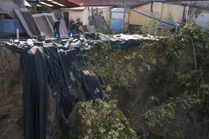 Afectación. En la casa de Maribel Guzmán colocaron plásticos para mitigar el impacto.