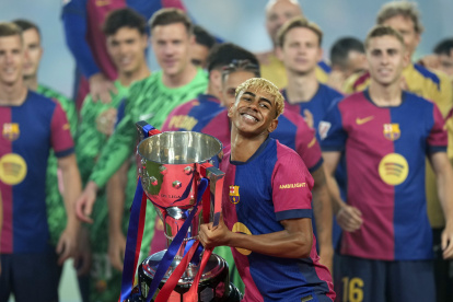Lamine Yamal levanta el título de LaLiga de España que ganó el Barcelona en la temporada 2024-25.