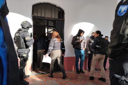 Los allanamientos se realizaron en el Municipio de Pujilí, en las oficinas de las personas detenidas, incluido el despacho del alcalde.