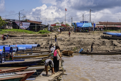 La gente llega en barco a la isla Santa Rosa, Perú, el 5 de agosto de 2025.
