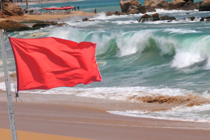 Entre el 9 y el 11 de agosto, el oleaje y el aguaje coincidirán, generando mar agitado con olas de hasta 2 metros en la costa y Galápagos.