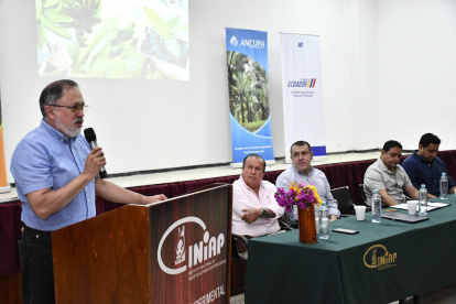 El acto de la firma entre Instituto Nacional de Investigaciones Agropecuarias (Iniap) y la Asociación Nacional de Cultivadores de Palma Aceitera (Ancupa).