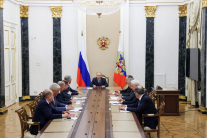 El presidente ruso, Vladimir Putin (C), preside una reunión con miembros del Consejo de Seguridad en el Kremlin en Moscú, Rusia, el 8 de agosto de 2025.