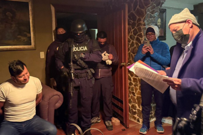 Momento en que el alcalde de Pujilí, José Arroyo, es detenido por la Policía en el marco de una investigación por presunto peculado.