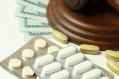 La Comisión Nacional Anticorrupción entregó denuncias sobre compras irregulares de medicinas.