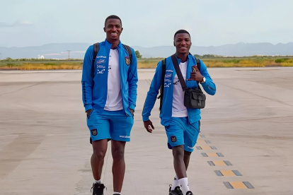 Willian Pacho (i) junto a Moisés Caicedo en la concentración con la Tricolor
